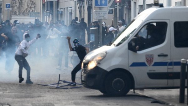 ОПЉАЧКАНА ПРОДАВНИЦА ОРУЖЈА У МАРСЕЈУ: Хаос не јењава, полиција ухватила једног демонстранта са пушком