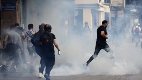ČETVRTA NOĆ NEMIRA I NASILJA U FRANCUSKOJ: Uhapšena 471 osoba - Demonstranti se sukobljavali sa policijom, pljačkali prodavnice i automobile