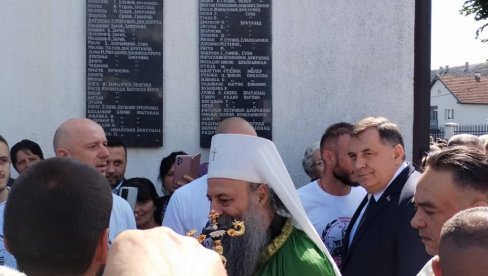 ДА ИХ НЕ ЗАБОРАВИМО: Патријарх Порфирије стигао у Братунац поводом меморијалног сабора (ФОТО)
