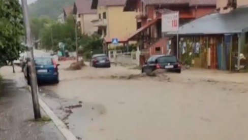 ВЕЛИКО НЕВРЕМЕ ПОГОДИЛО СРБИЈУ: Расте водостај Саве, киша се излила на путеве, на снази метеоаларм (ВИДЕО)