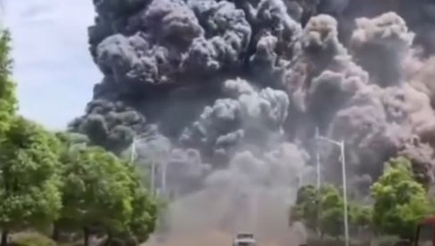 CRN GUSTI DIM PREKRIO NEBO IZNAD KINE: Eksplozija u hemijskoj fabrici na jugoistoku zemlje (VIDEO)