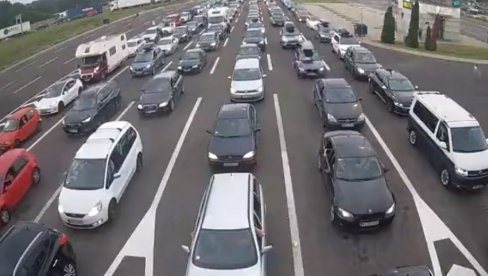 KOLONE VOZILA NA GRANICAMA: Putnici na Preševu čekaju 70 minuta, kamioni na Horgošu i do tri sata