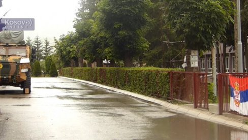 NAKON VIŠE OD MESEC DANA: Uklonjen deo ograde sa bodljikavom žicom pored opštinske zgrade u Zvečanu (VIDEO)