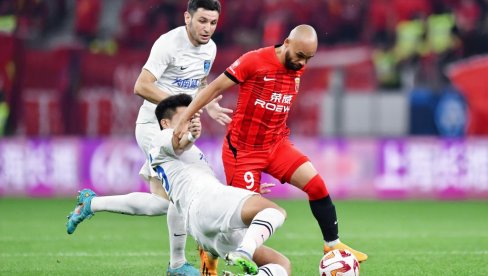 КВОТА НА ДВОЈКУ ЈЕ У ОГРОМНОМ ПАДУ! Шампион жели да се врати у борбу за титулу