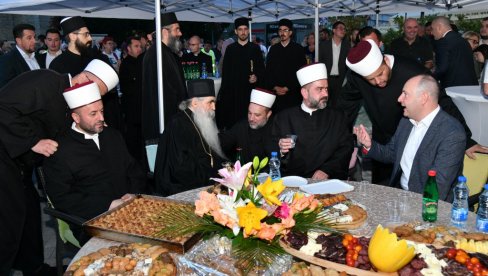 RADOST JE VEĆA KAD SE DELI SA DRUGIMA: U Novom Sadu održana je 13. tradicionalna bajramska sofra povodom islamskog praznika