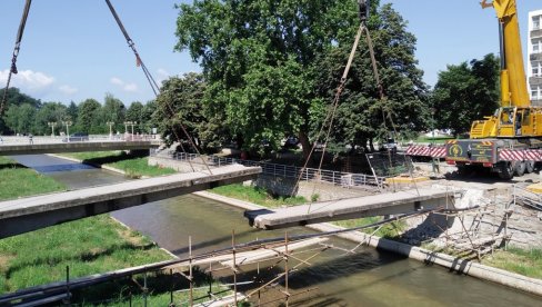 RADOVI U PARAĆINU: Uklonjen treći pešački most - nastavak projekta izgradnje novih
