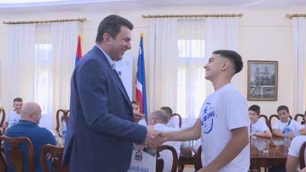 ПОЧАСТ ПОДМЛАТКУ МЕТАЛОПЛАСТИКЕ: Градоначелник Шапца угостио младе шампионе