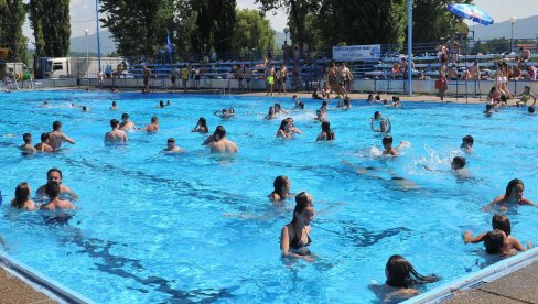 УТОЧИШТЕ ЗА ТРОПСКЕ ДАНЕ: Градски базен у Краљеву отворио своје капије