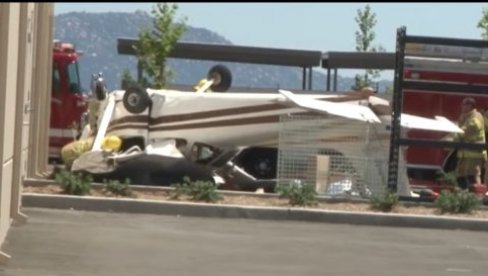 SRUŠIO SE AVION U KALIFORNIJI: Letelica udarila u zgradu, pa pala na parking - jedna osoba poginula (VIDEO)