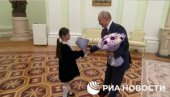 ДАН КОЈИ ЋЕ ДУГО ПАМТИТИ: Путин дочекао у Кремљу девојчицу која није успела да га види у Дербенту (ВИДЕО)