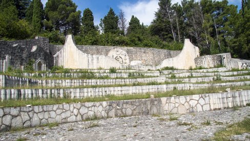 PARTIZANSKO SPOMEN-GROBLJE U MOSTARU SVE ZAPUŠTENIJE: Simbol Mostara stalna meta vandala