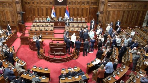 ЦИРКУС ИЛИ ПРЕВАРА ЉУДИ КОЈИ ПРОТЕСТУЈУ: Скоро половина посланика парламентарне опозиције није гласала за смену Гашића