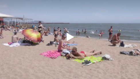 MARIUPOLJ: Meštani i posetioci se opuštaju na gradskim plažama nakon raščišćavanja