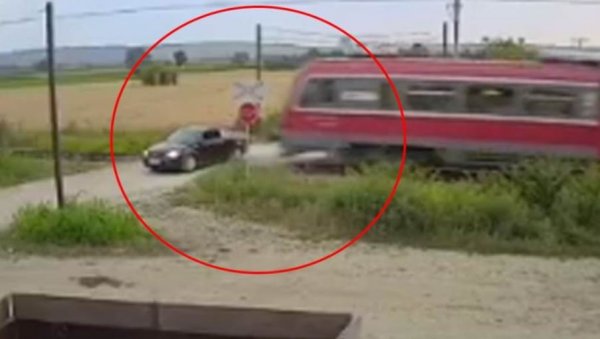 ПОЈАВИО СЕ СНИМАК СТРАВИЧНЕ НЕСРЕЋЕ У СРБИЈИ: Воз разнео аутомобил (ВИДЕО)