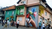 ЦРВЕНА ВРПЦА И ЗА МУРАЛ:  У Параћину необичан догађај, грађанима свечано предата улична уметност