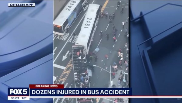 ТЕШКА НЕСРЕЋА У ЊУЈОРКУ: У судару аутобуса на Менхетну повређено 18 људи (ВИДЕО)