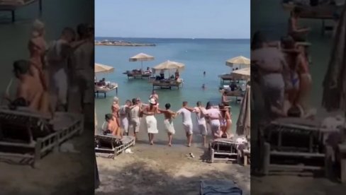 OD GRČKE STE NAPRAVILI SRAMOTU: Snimak konobara i turista koji u moru igraju kolo izazvao bes na mrežama (VIDEO)
