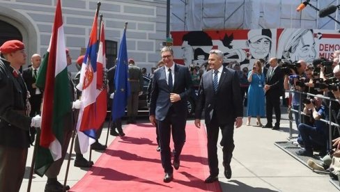 SVEČANI DOČEK ISPRED VLADE Vučić: Sa Nehamerom i Orbanom, razmatramo sva bezbednosna pitanja od strateškog značaja za naše zemlje