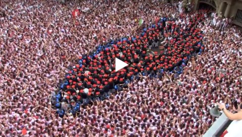 BIKOVI PONOVO JURE ULICAMA: Počeo festival San Fermin u Španiji (VIDEO)
