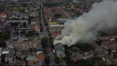 VELIKI POŽAR U CENTRU RUME: Gradom se širi gust dim - jedna osoba prevezena kolima Hitne pomoći (VIDEO)