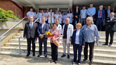 BRŽE DO PACIJENATA: Ministarka Danica Grujičić i ambasadorka Kine Čen Bo u Bosilegradu uručile  ključeve saniteta