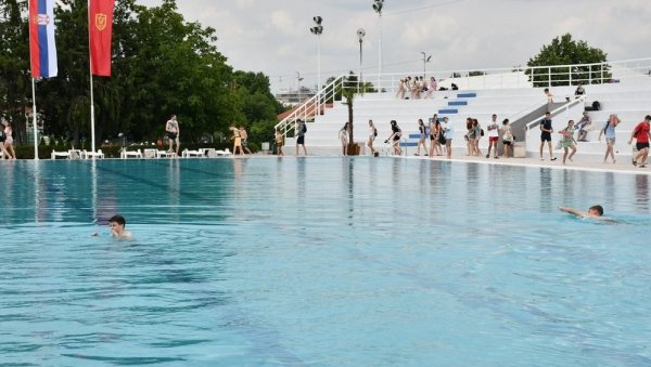 КУПАЊЕ И ПОД ВЕДРИМ НЕБОМ: У Крушевцу отворени обновљени летњи базени, а покривене оштетило невреме
