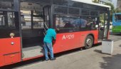 SALIJ PREKO NOĆI POSTAO ZVEZDA INTERENTA: Vozač autobusa sa Šri Lanke oduševio Beograd (FOTO)