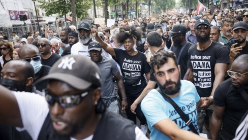 FRANCUZI OPET NA ULICAMA PARIZA UPRKOS ZABRANI: Stotine demonstranata marširalo protiv policijskog nasilja uprkos zabrani
