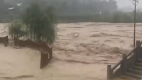 НАБУЈАЛЕ РЕКЕ НОСЕ И УБИЈАЈУ: Клизишта и поплаве на северозападу Кине