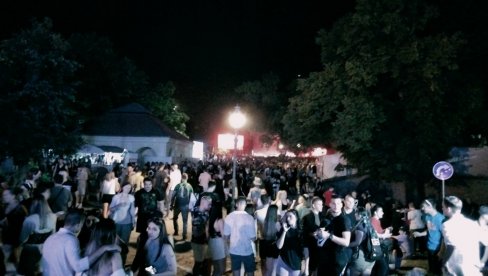 ЗАЛЕТ ЗА ЖЕСТОК ФИНИШ: Посетиоци Егзита дан проводе у ишчекивању најављене спектакуларне завршнице фестивала