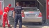 KOLIMA ULETEO U MESARU, PA NONŠALANTNO IZAŠAO DA KUPI NAMIRNICE: Radnik i policajac u čudu (VIDEO)