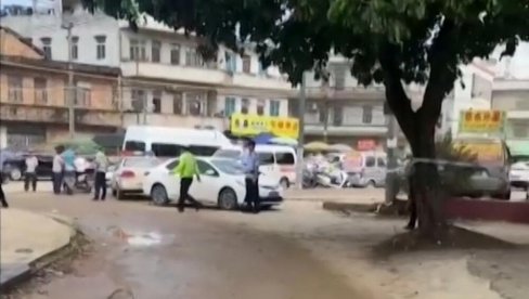 (UZNEMIRUJUĆE) PRVI SNIMCI MASAKRA U KINI: Uleteo u vrtić,  ubio vaspitača, dvoje roditelja i tri mališana (FOTO/VIDEO)