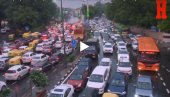 INDIJA: Poplavljene ulice, kolaps saobraćaja, oštećene zgrade usled jakih kiša u NJu Delhiju