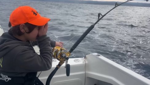 LUDAČKA SREĆA OCA I SINA: Pošli na pecanje magnetom, a izvadili ovo