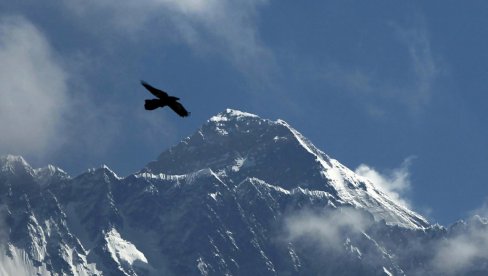 SRUŠIO SE HELIKOPTER KOD MONT EVERESTA: Turisti razgledali najviši planinski vrh - šest žrtava nesreće