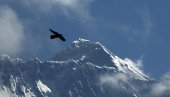 СРУШИО СЕ ХЕЛИКОПТЕР КОД МОНТ ЕВЕРЕСТА: Туристи разгледали највиши планински врх - шест жртава несреће