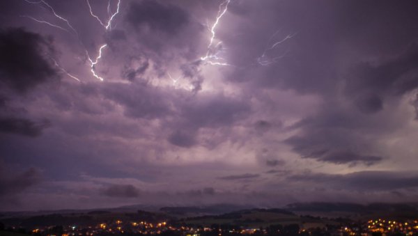 НАЈНОВИЈЕ УПОЗОРЕЊЕ РХМЗ: Град, олујни ветар и јаке падавине могући у овом делу Србије