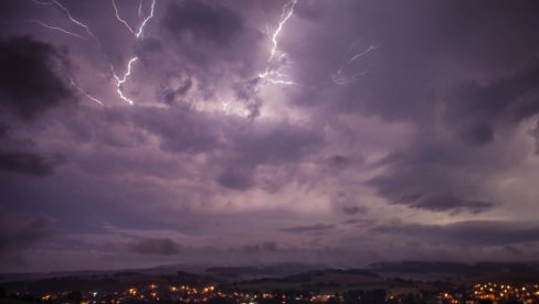 НЕВРЕМЕ УСКОРО СТИЖЕ У СРБИЈУ: На удару ће бити ови делови земље - Наилазе пљусак, олуја, громови и град