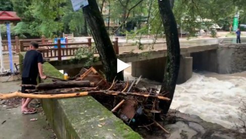 НАЛОЖЕНА ЈЕ ХИТНА ЕВАКУАЦИЈА ЉУДИ: Разорне поплаве и клизишта погодила Сечуан у Кини