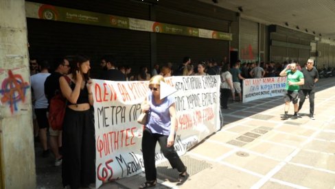 ПРОТЕСТИ У ГРЧКОЈ: Демонстранти су се окупили испред Министарства рада у Атини