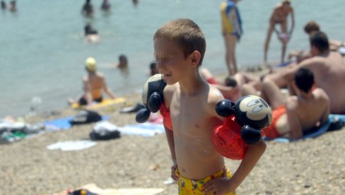 TRIK TATE IZ SRBIJE: Kako je plašljivo dete naučio da pliva dok su bili na moru u Grčkoj