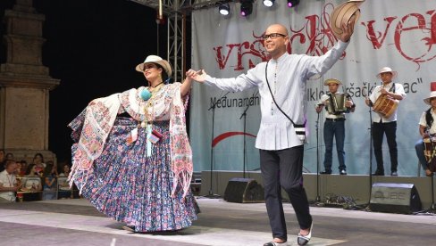 „ВРШАЧКИ ВЕНАЦ“ У ПОЗОРИШТУ: Лоше време преместило фолклораше са трга у затворен простор