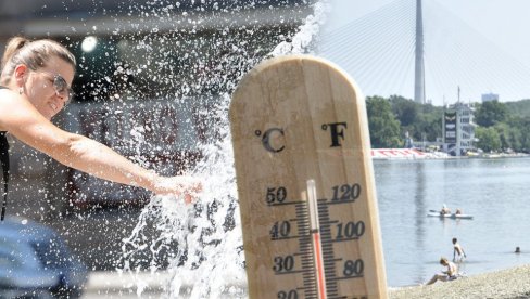 ОБАВЕЗНО ПОВЕДИТЕ РАЧУНА Стручњак открива: Колико треба уносити воде током врелих дана?