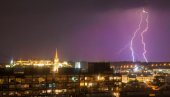 ЈАКИ ПЉУСКОВИ СА ГРМЉАВИНОМ ЗАХВАТИЛИ ОВЕ ДЕЛОВЕ СРБИЈЕ: Метеоролог отркива каква је ноћ пред нама