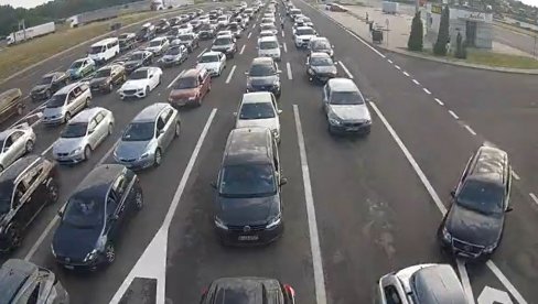 GUŽVA NA GRANICAMA: Na Horgošu putnička vozila čekaju tri sata