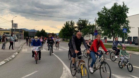 OLUJA ODLOŽILA PROSLAVU NA DVA TOČKA: Entuzijasti iz Kruševca večeras vožnjom obeležavaju Međunarodni dan bicikala (VIDEO)