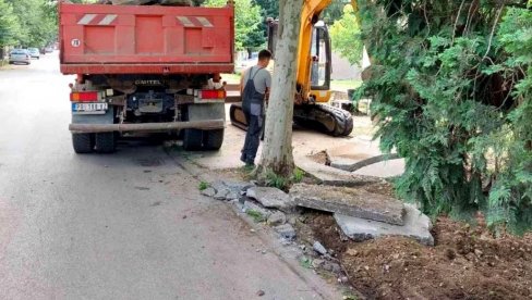 ZA BOLJU BEZBEDNST PEŠAKA: Obnova trotoara u Ulici Veljka Dugoševića u Kostolcu
