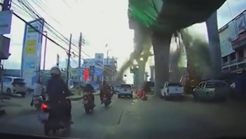 ZA DLAKU IZBEGLI SMRT: Srušio se nadvožnjak, sigurnosne kamere zabeležile jeziv trenutak (VIDEO)