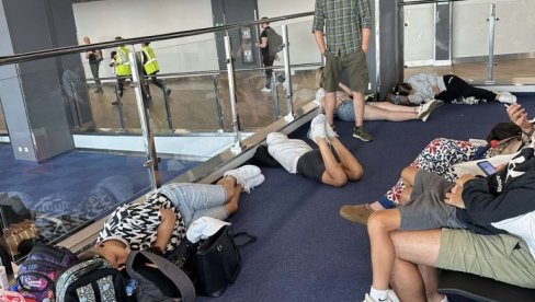 НА АЕРОДРОМУ ВЕЋ 13 САТИ: Уплатили летовање за Тунис преко агенције Контики па сада пролазе агонију