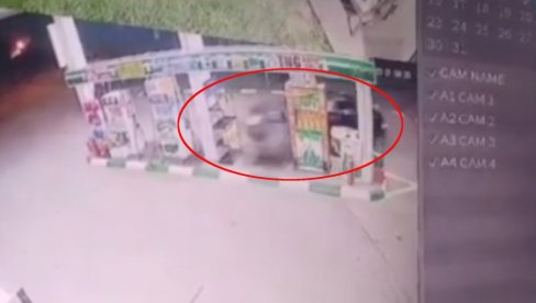 TRAGEDIJA IZBEGNUTA U SEKUNDI: Automobil u punoj brzini udario u benzinsku pumpu u Ćupriji (VIDEO)